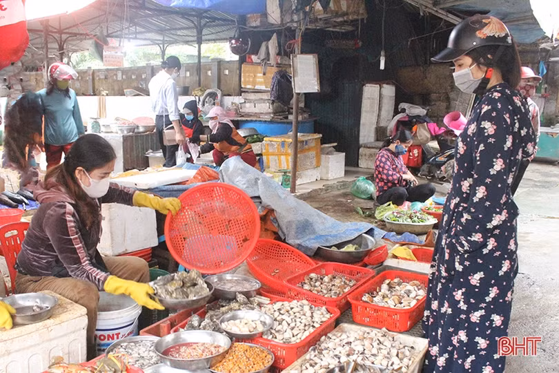 Sau chỉ thị cách ly toàn xã hội, chợ dân sinh, siêu thị Hà Tĩnh vẫn đầy ắp hàng hóa phục vụ