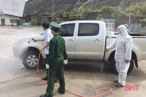 Hà Tĩnh tặng thiết bị y tế cho lực lượng phòng chống dịch nước bạn Lào