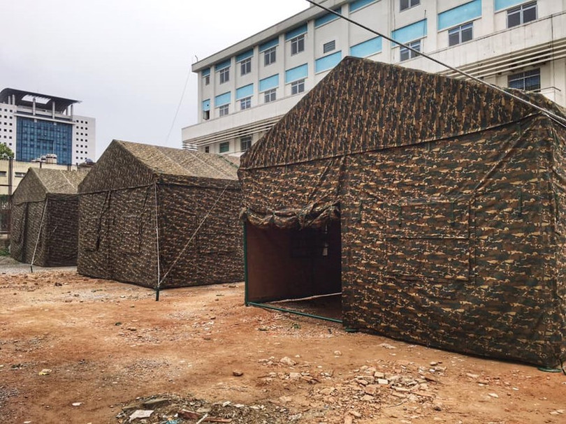 Hình ảnh bệnh viện dã chiến trong khuôn viên Bệnh viện Bạch Mai