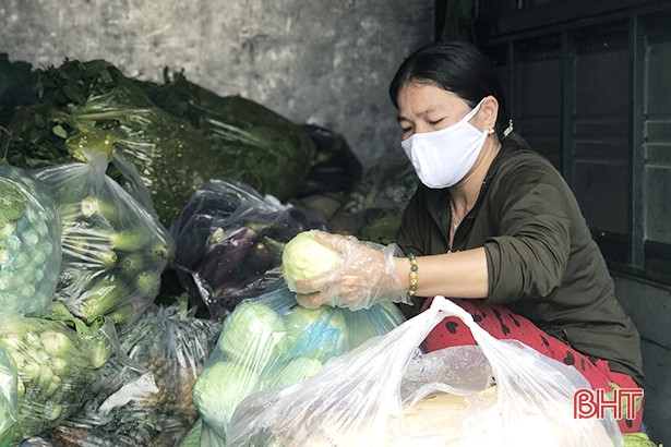 Tiểu thương chợ TP Hà Tĩnh góp 1,5 tấn rau cung ứng cho các điểm cách ly 