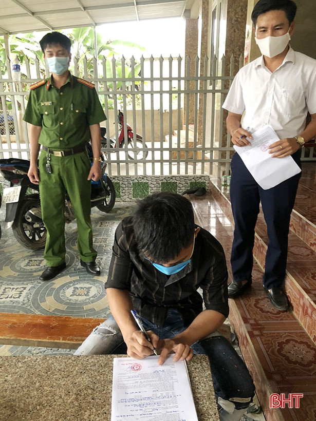 Vi phạm cách ly y tế, thanh niên phố núi Hà Tĩnh bị phạt 200 ngàn đồng