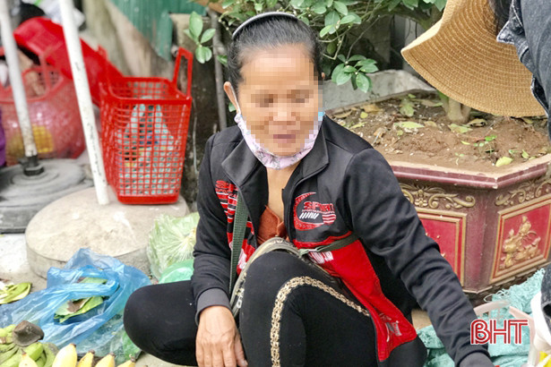 Đi chợ quê, một số người dân Hà Tĩnh chủ quan không sử dụng khẩu trang phòng dịch!