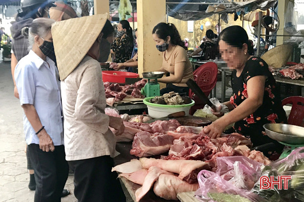Đi chợ quê, một số người dân Hà Tĩnh chủ quan không sử dụng khẩu trang phòng dịch!