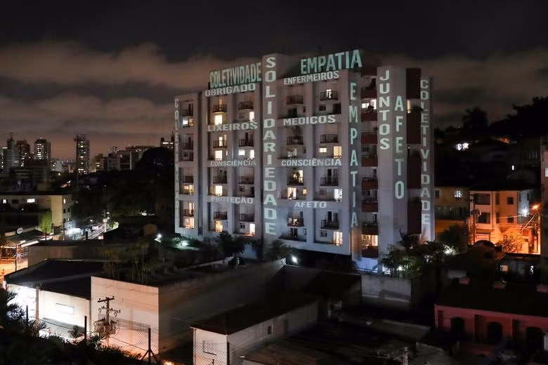 Những khẩu hiệu động viên làm ấm lòng y, bác sĩ nơi tuyến đầu chống dịch Covid-19