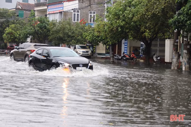 Nhiều tuyến đường ở TP Hà Tĩnh ngập sâu sau trận mưa lớn sáng cuối tuần