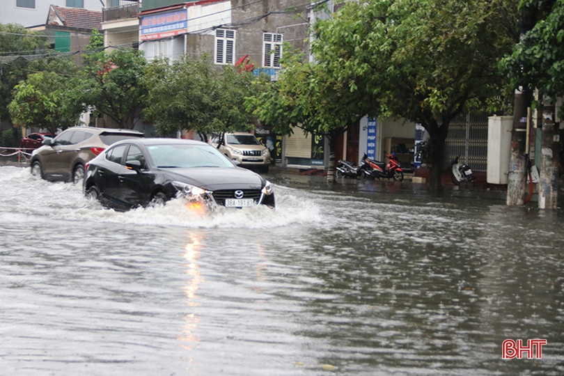 Nhiều tuyến đường ở TP Hà Tĩnh ngập sâu sau trận mưa lớn sáng cuối tuần