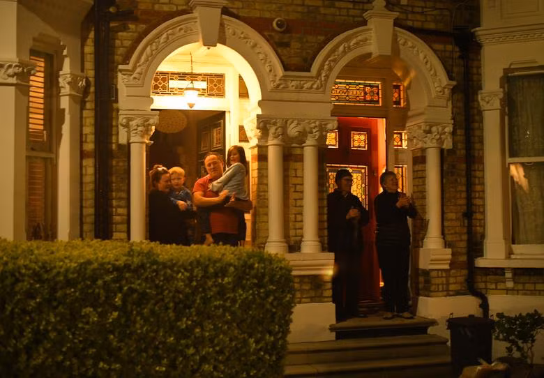 Những khẩu hiệu động viên làm ấm lòng y, bác sĩ nơi tuyến đầu chống dịch Covid-19