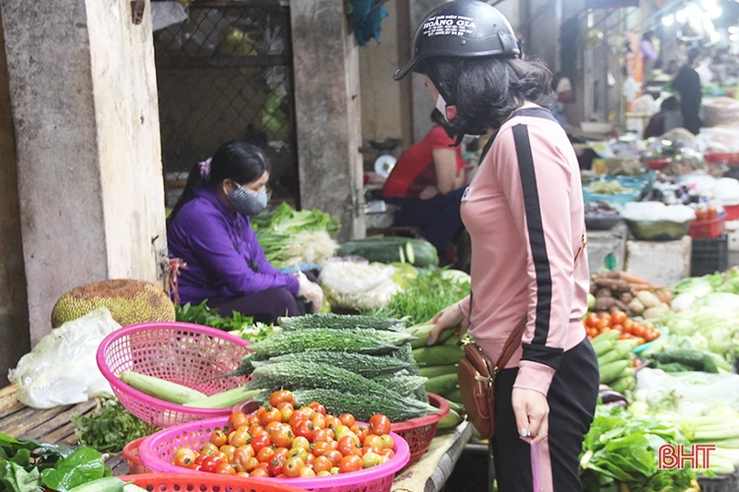 Sau chỉ thị cách ly toàn xã hội, chợ dân sinh, siêu thị Hà Tĩnh vẫn đầy ắp hàng hóa phục vụ