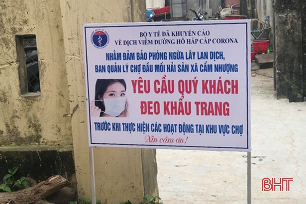 Đi chợ quê, một số người dân Hà Tĩnh chủ quan không sử dụng khẩu trang phòng dịch!