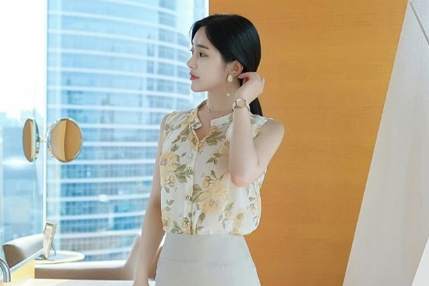 Phối sơ mi cùng váy mùa hè