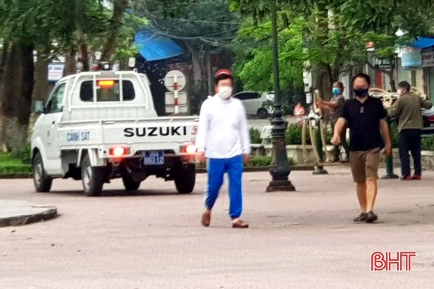 Ngày đầu thực hiện Chỉ thị 43, một số người dân TP Hà Tĩnh vẫn “quên” đeo khẩu trang, không giữ khoảng cách