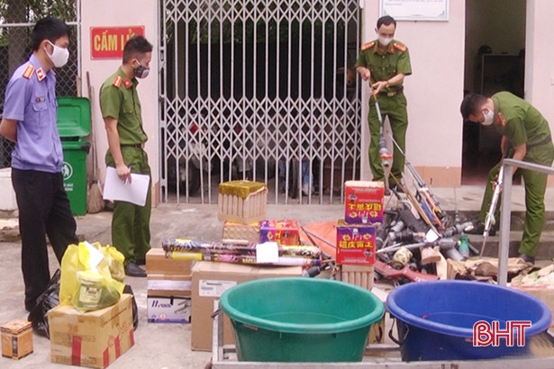 Công an Đức Thọ tiêu hủy lượng lớn vũ khí, vật liệu nổ