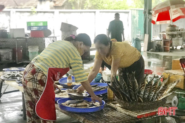 Đi chợ quê, một số người dân Hà Tĩnh chủ quan không sử dụng khẩu trang phòng dịch!