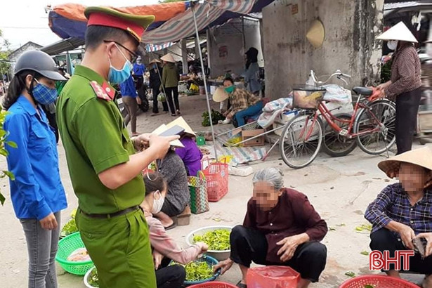Thêm 1 thanh niên ở Hà Tĩnh bị phạt 100 ngàn đồng vì đi xe máy không đeo khẩu trang