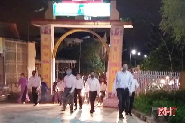 Hành lễ đông người giữa cao điểm dịch Covid-19: Đi ngược chủ trương, gây nguy hiểm sức khỏe cộng đồng!