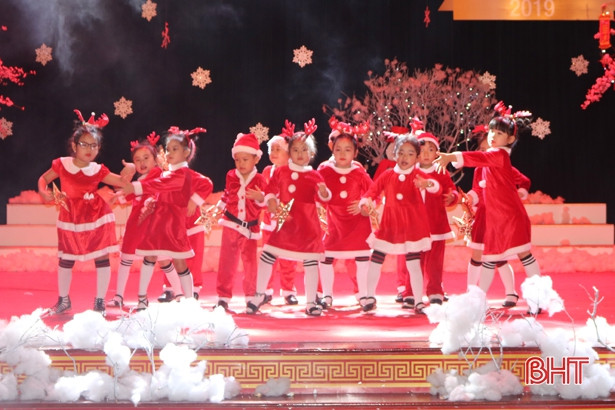 “Merry Christmas and Happy new year 2019” của học sinh iSchool Hà Tĩnh