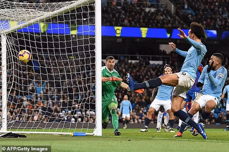 Man City, Chelsea cùng thua sốc sân nhà, Liverpool bứt phá