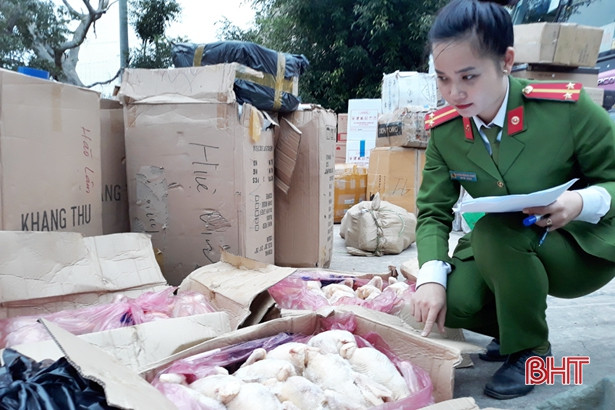 Công an Thạch Hà bắt xe khách vận chuyển thịt gà “bẩn”