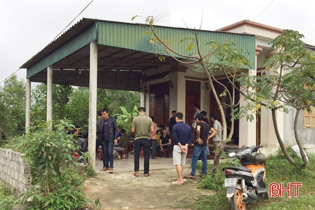 Nghĩ quẩn, trùm chăn, tưới xăng lên người tự thiêu đến tử vong