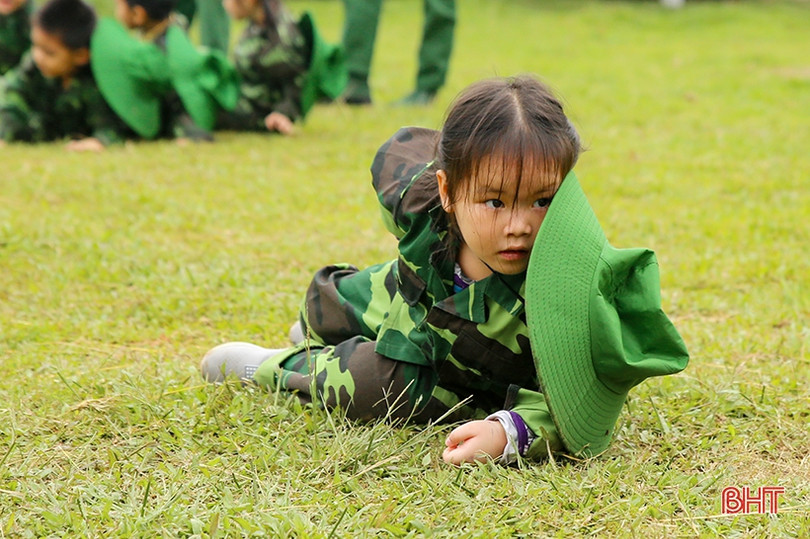 Khi trẻ mầm non nhập vai thành chiến sĩ