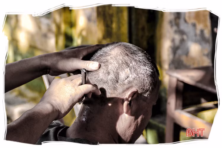 Chuyện nghề những ông chủ “salon” tóc... vỉa hè