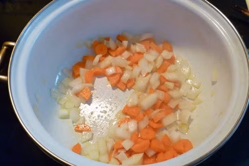 Bữa tối mẹ làm súp nui gà xé, bé ăn một lại muốn thêm hai