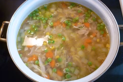 Bữa tối mẹ làm súp nui gà xé, bé ăn một lại muốn thêm hai