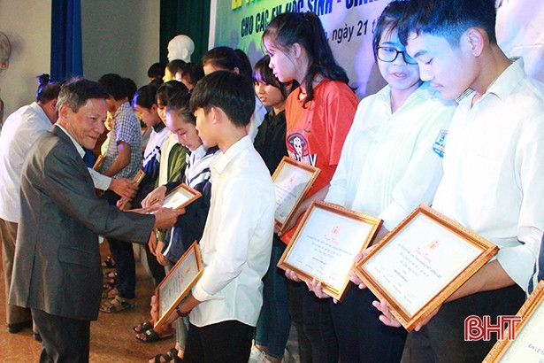 Trao 115 suất học bổng Trần Đình Trấp cho HSSV nghèo