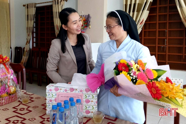 Tặng quà cán bộ, hội viên phụ nữ theo đạo Thiên chúa
