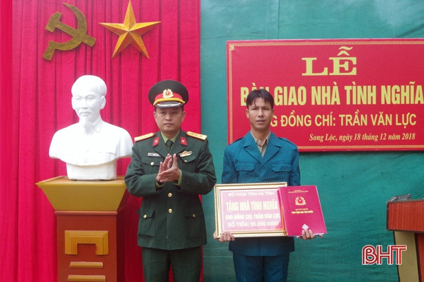 Trao nhà tình nghĩa cho chiến sỹ dân quân hoàn cảnh khó khăn