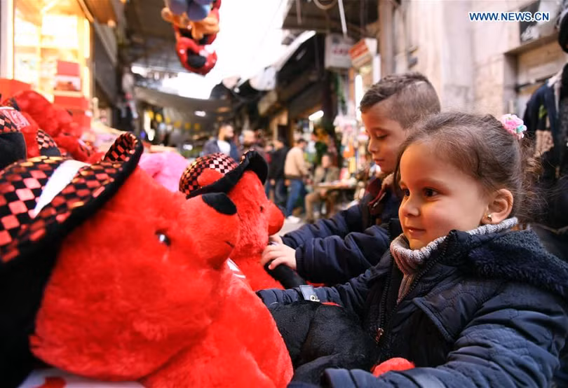 Người dân thủ đô Syria vui vẻ đi mua sắm đồ trang trí Noel