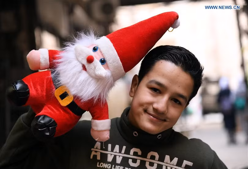 Người dân thủ đô Syria vui vẻ đi mua sắm đồ trang trí Noel