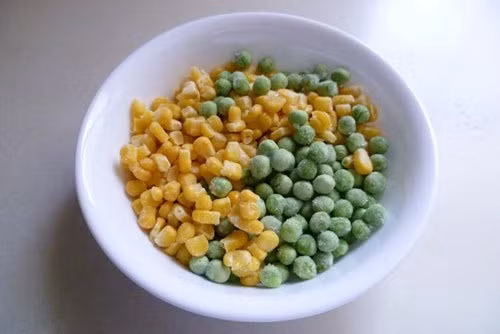 Bữa tối mẹ làm súp nui gà xé, bé ăn một lại muốn thêm hai