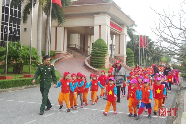 Gần 3.000 học sinh trải nghiệm làm “chú bộ đội”