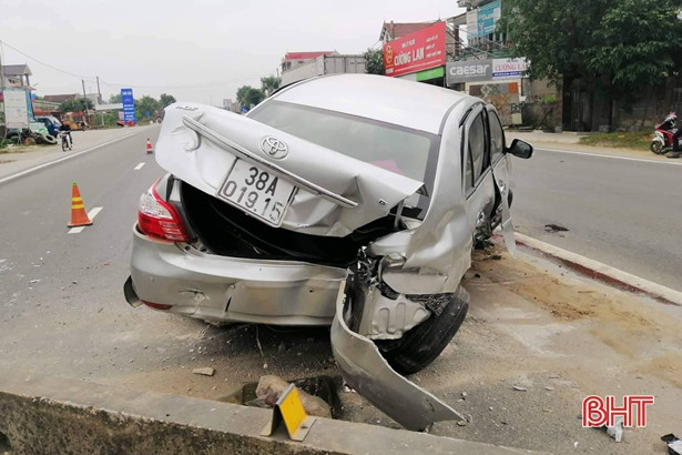 Va chạm với container, xe 4 chỗ đâm văng dải phân cách