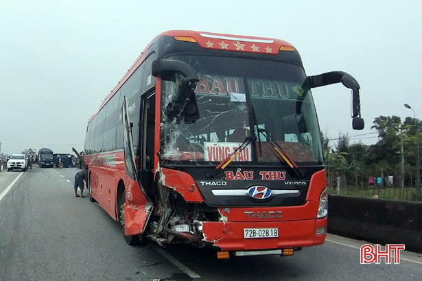 Tai nạn liên hoàn giữa 4 ô tô trên QL 1A đoạn qua Hà Tĩnh