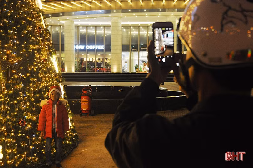 Giáng sinh đang đến rất gần trên phố phường Hà Tĩnh!