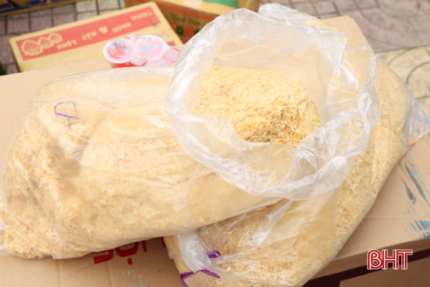 Tạm giữ lượng lớn bánh kẹo, thực phẩm không rõ nguồn gốc