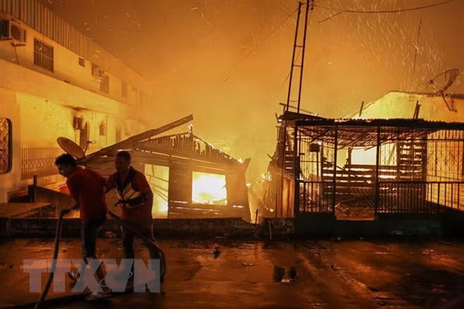 Nổ nồi áp suất gây hỏa hoạn thiêu rụi 600 ngôi nhà tạm