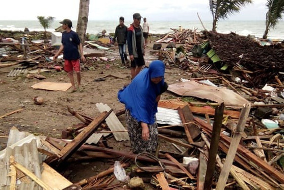Số người chết do sóng thần tại Indonesia tăng vọt lên 168 - Ảnh 2. Số người chết do sóng thần tại Indonesia tăng vọt lên 168