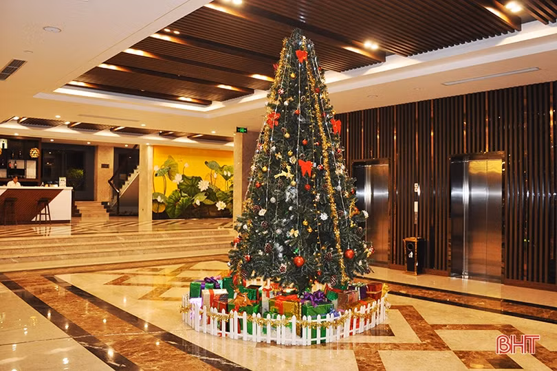 Giáng sinh đang đến rất gần trên phố phường Hà Tĩnh!