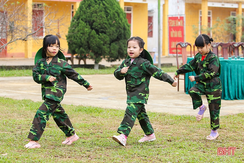 Khi trẻ mầm non nhập vai thành chiến sĩ
