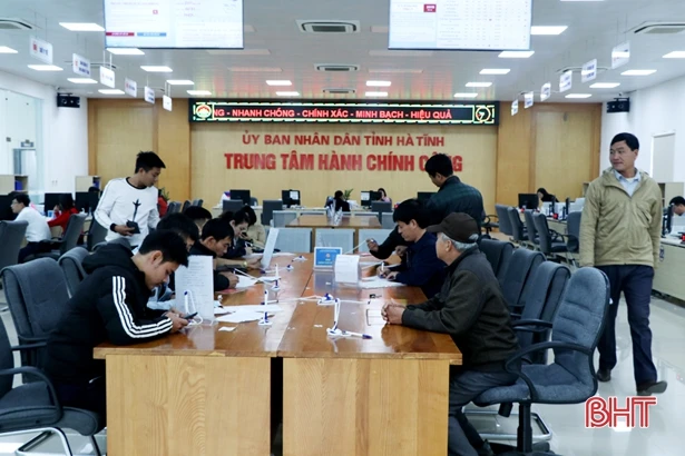 Hà Tĩnh hỗ trợ cán bộ, công chức tại các trung tâm hành chính công