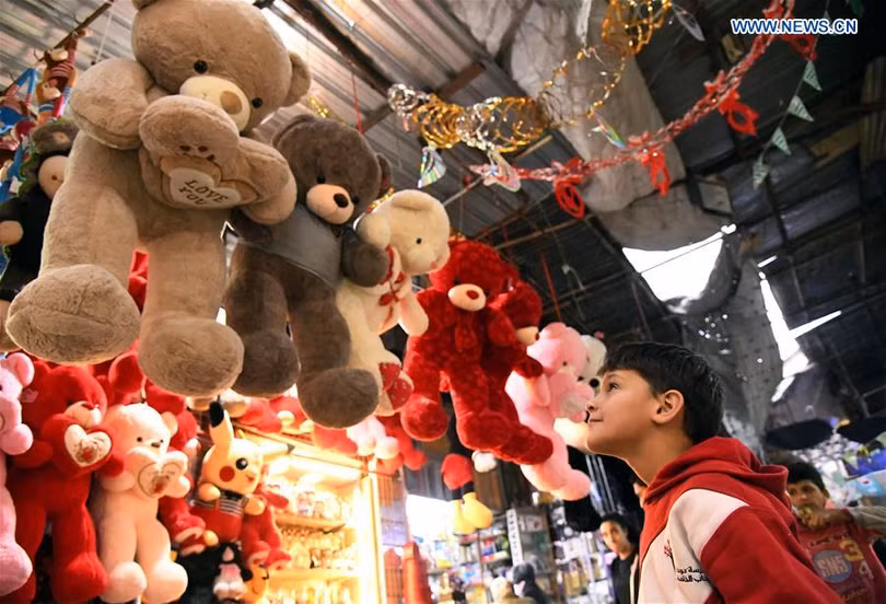 Người dân thủ đô Syria vui vẻ đi mua sắm đồ trang trí Noel