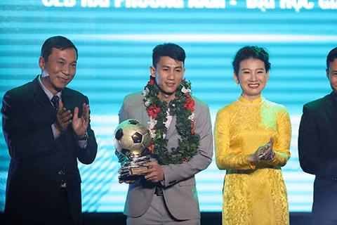Quang Hải giành Quả bóng vàng Việt Nam 2018