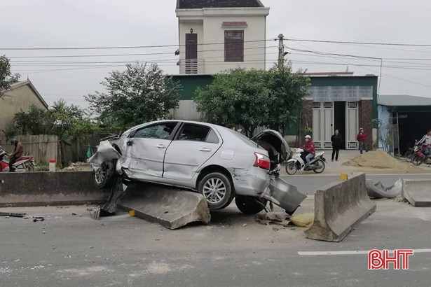 Va chạm với container, xe 4 chỗ đâm văng dải phân cách