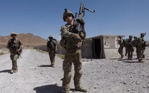 Sau Syria, Tổng thống Trump xem xét rút quân khỏi Afghanistan