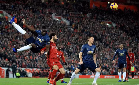 Siêu dự bị Shaqiri nhấn chìm Quỷ đỏ, đưa Liverpool trở lại ngôi đầu