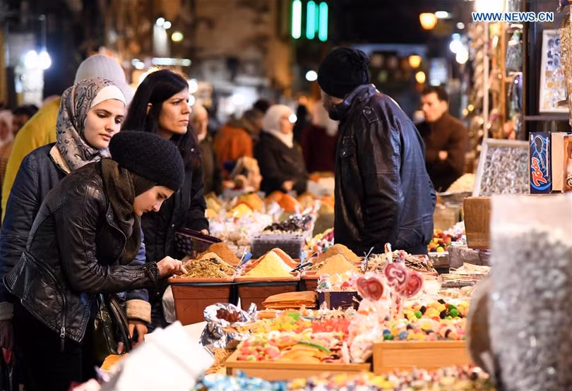 Người dân thủ đô Syria vui vẻ đi mua sắm đồ trang trí Noel
