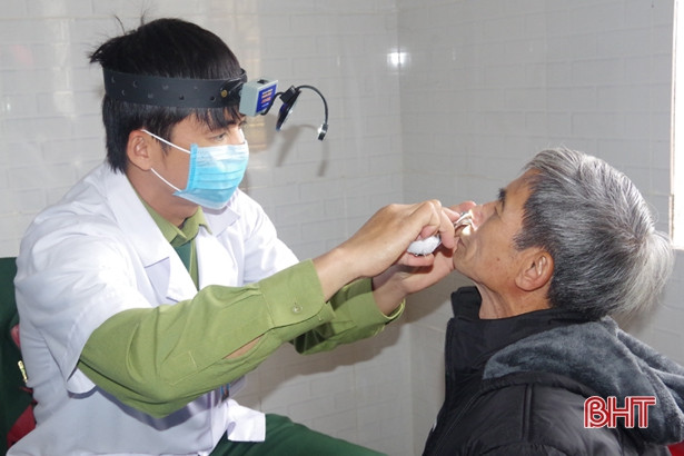 Khám, cấp thuốc miễn phí cho đối tượng chính sách ở Hương Trạch